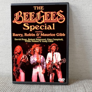 Puede incluir: Caja de DVD de "The Bee Gees Special" con Barry, Robin y Maurice Gibb. La portada es negra con letras doradas y una foto de los hermanos Gibb actuando. Con David Frost, Robert Stigwood, Glen Campbell, Willie Nelson y Andy Gibb.