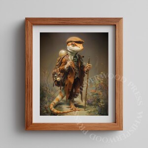 Puede incluir: Impresión artística enmarcada que presenta una criatura parecida a un lagarto con un traje marrón, una mochila y un bastón. La obra de arte tiene una estética vintage, con el lagarto usando una gorra y de pie en un jardín. La impresión está en un marco de madera.