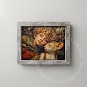 Może przedstawiać: Oprawiony wydruk artystyczny przedstawiający młodą osobę z kręconymi blond włosami i małym stworzeniem przypominającym lisa. Grafika ma miękki, malarski styl z ciepłymi kolorami i kapryśnym charakterem. Rama jest w kolorze jasnoszarym.