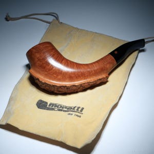 Pode incluir: Uma placa de madeira rústica com o texto "Welcome to our home" em letras brancas. A placa apresenta um acabamento desgastado e um design simples e convidativo, perfeito para a decoração da entrada.