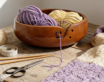 Cuenco de madera personalizado para tejer, soporte para hilo de crochet con grabado personalizado y ranura para espirales, regalo para amantes del tejido, regalo para el Día de la Madre.