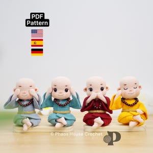 Puede incluir: Cuatro figuras de monjes de ganchillo en azul claro, turquesa, rojo y amarillo. Cada monje está sentado con las manos cubriendo los ojos, las orejas o la boca, usando collares de cuentas de madera. Incluye el texto "PDF Pattern".