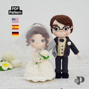 Könnte beinhalten: Gehäkelte Braut- und Bräutigam-Puppen. Die Braut trägt ein weißes Kleid und Schleier, hält einen Blumenstrauß. Der Bräutigam ist in einem schwarzen Anzug mit Fliege und Brille. Ideal für Hochzeitsdekoration oder als Geschenk. Der Text "PDF Pattern" ist enthalten.