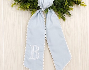 Guirnalda decorativa personalizada para puerta principal con inicial bordada.