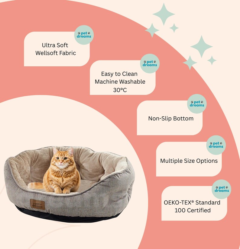 Op de afbeelding: Een grijs en beige huisdierenbed met een antislipbodem, gemaakt van "Ultra Soft Wellsoft Fabric". Het bed is machinewasbaar op 30&deg;C en OEKO-TEX&reg; Standard 100 gecertificeerd. Een oranje kat zit in het bed.
