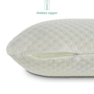 Puede incluir: Almohada blanquecina con un patr&oacute;n texturizado en forma de panal. La almohada tiene un cierre de cremallera oculto. La imagen tambi&eacute;n incluye un gr&aacute;fico de cremallera y el texto "Hidden zipper".