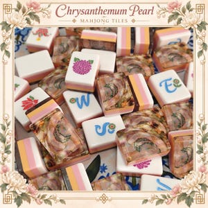 Puede incluir: Una colección de fichas de mahjong Chrysanthemum Pearl que incluye una mezcla de fichas blancas con grabados florales y letras de colores, y fichas translúcidas nacaradas con patrones de remolinos rosas, verdes y dorados y bordes en capas.