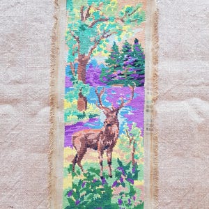 Hermoso ciervo solitario en el bosque, bordado a mano, tapiz francés vintage para colgar en la pared, 17,3 x 47 cm.