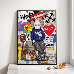 Op de afbeelding: Een verticale poster met een stripfiguur met X-ogen, gekleed in een blauwe hoodie en grijze broek, leunend tegen gestapelde dozen. De achtergrond is een collage van graffiti, merknogo's, een kleurrijke bloem, een rood hart en diverse teksten.