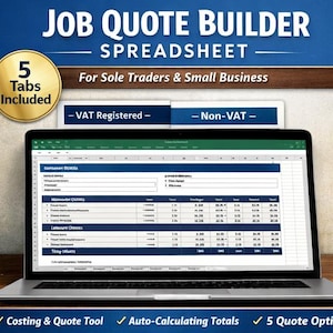 Könnte beinhalten: Ein Laptop zeigt eine Tabellenkalkulation mit dem Titel "JOB QUOTE BUILDER" für "Sole Traders & Small Business." Der Bildschirm zeigt eine detaillierte Tabelle. Text enthält "Costing & Quote Tool," "Auto-Calculating Totals," und "5 Quote Options." Ein goldenes Abzeichen zeigt "5 Tabs Included."
