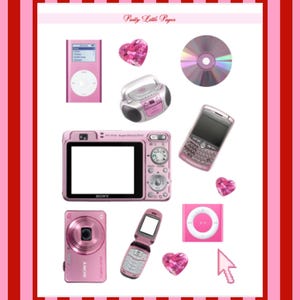 Puede incluir: Una colección de electrónica y accesorios rosas, que incluye una cámara digital, un iPod, un CD, un radiocasete, un teléfono móvil y decoraciones en forma de corazón. La imagen tiene un fondo a rayas rosas y rojas.