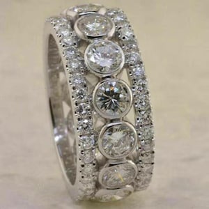Anillo de eternidad ancho de tres filas de moissanita, alianza de boda redonda con engaste biselado, anillo llamativo de oro blanco de 14k con pavé, anillo de aniversario de lujo grueso