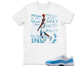 Camiseta de manga corta azul y blanca de la Universidad UNC, modelo 2026, a juego con zapatillas.