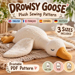 Pode incluir: Um molde de costura de pelúcia para um ganso sonolento, apresentando um ganso de pelúcia cor de creme com bico e pés laranja. O texto inclui Drowsy Goose Plush Sewing Pattern, 3 Sizes Included e Printable PDF Pattern com opções A0, A4 e US Letter.