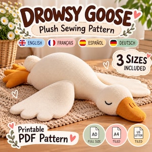 Może przedstawiać: Wykrój do szycia pluszowej gęsi Drowsy Goose przedstawiający kremową pluszową gęś z pomarańczowym dziobem i stopami. Obraz zawiera tekst wskazujący, że dołączono 3 rozmiary, wzór PDF do druku oraz formaty A0, A4 i US Letter.