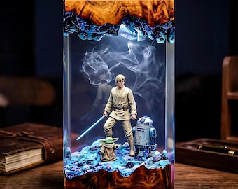 Lámpara de resina con diseño de caballero espacial y robot épicos, luz nocturna LED futurista, regalo ideal para fans de películas de fantasía, perfecta para decorar salas de juegos y escritorios.