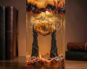 Lámpara de resina y madera con diseño de ojo místico, diorama de la Torre Oscura, luz nocturna artesanal inspirada en películas, regalo único para los fans del cine fantástico.