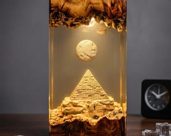 Alte Pyramiden-Harz-Nachtlampe mit goldenem Sonnen-Thema, Weltwunder-Dekor, Reise-inspiriertes Vatertagsgeschenk