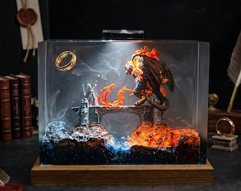 Dark Lord Volcano Harzlampe, weißer Zauberer, der gegen Bestie kämpft, LED-Nachtlicht, Fantasy-Ring inspiriert Schreibtischdekor Geschenk, Filmfan