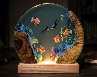 Diorama de pez rojo hecho a mano, lámpara oceánica de resina, luz nocturna LED única, regalo con temática de buceo, decoración de escritorio de madera epoxi