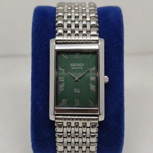 Reloj Seiko rectangular vintage de 26 mm, esfera verde delgada, cuarzo, brazalete plateado, restaurado.