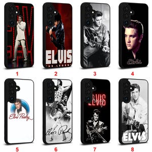 Puede incluir: Una colección de ocho fundas negras para teléfono con imágenes de Elvis Presley. Las fundas muestran varios retratos y fotos del cantante, algunas con su nombre o la palabra "ELVIS".