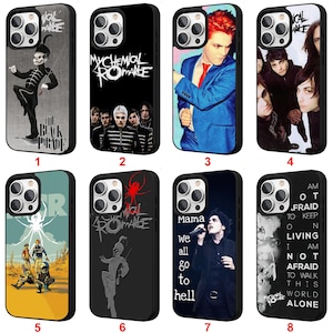 Puede incluir: Colección de ocho fundas negras para teléfono con varios diseños. Los diseños incluyen miembros de la banda, portadas de álbumes y letras de canciones. Las fundas son para un smartphone y tienen un recorte para la cámara.