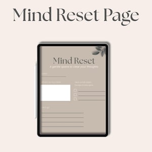 Può includere: Un tablet digitale mostra una "Pagina di Reset Mentale" con suggerimenti per la riflessione. La pagina include sezioni per "oggi", "cosa mi passa per la mente" e "prossimi piccoli passi". Il testo "PDF stampabile • A4 & US Letter" è in basso.