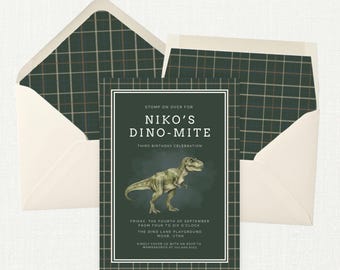 Modello di fodera per busta con dinosauri vintage, inserti stampabili per buste formato A7 con patta europea e quadrata, coordinato con la cancelleria a quadri verde foresta