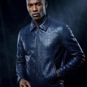 Jaqueta masculina artesanal em couro com estampa de píton – Jaqueta de luxo em pele de cobra azul, de grife.