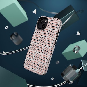 Puede incluir: Una funda de teléfono blanca con un patrón geométrico de líneas horizontales y verticales negras, rosas y marrones. La funda tiene un módulo de cámara negro y botones laterales.