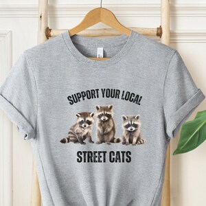 Waschbär-Shirt, unterstützen Sie Ihre lokale Straßenkatzen Shirt, lustiges Waschbär-Shirt, Trash Panda Shirt, Waschbär Geschenk, lustiges Shirt, niedliches Waschbär-Shirt