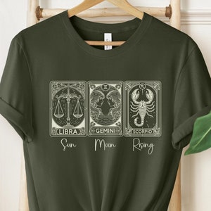 Spersonalizowana koszulka astrologiczna Big Three, spersonalizowana koszulka ze znakiem słońca, księżyca i wschodzącego znaku, koszulka zodiakalna, prezent astrologiczny, prezent horoskopowy, prezent zodiakalny