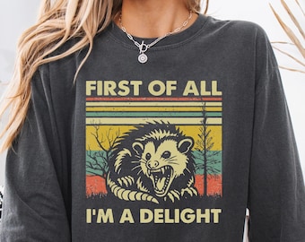 Zuallererst bin ich eine Freude Shirt, Comfort Colors® Langarm-sarkastisches Shirt, Sarkasmus Geschenk, Opossum Shirt, Opossum Liebhaber Geschenk, Meme Shirt