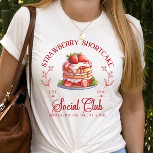 Camiseta de tarta de fresa, camiseta del club social de fresas, regalo para amantes de las fresas, camiseta de repostería, camiseta de fresas, camiseta de verano, camiseta de postres