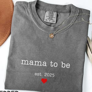 Spersonalizowana koszulka Mama To Be, koszulka z informacją o ciąży, koszulka z informacją o dziecku, prezent dla ciężarnej mamy, spersonalizowany prezent dla nowej mamy, koszulka ciążowa