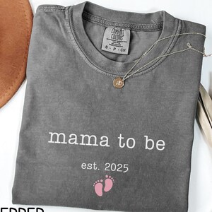 Spersonalizowana koszulka Mama To Be, koszulka z informacją o ciąży, koszulka z informacją o narodzinach dziewczynki, prezent dla ciężarnej mamy, spersonalizowany prezent dla nowej mamy, koszulka ciążowa
