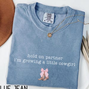 Koszulka ciążowa Western Baby Girl, Comfort Colors® Mama To Be Shirt, Koszulka Cowgirl, Koszulka z ogłoszeniem o ciąży dla nowej mamy Prezent na baby shower