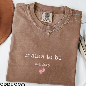Koszulka dla dziewczynki Mama To Be, koszulka ciążowa Comfort Colors®, spersonalizowany prezent dla nowej mamy, koszulka z informacją o ciąży, prezent na baby shower