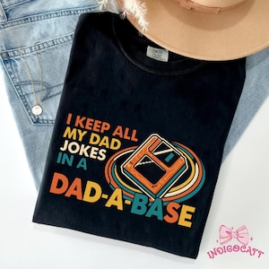 Camiseta Comfort Colors® "Guardo todos mis chistes de papá en una base de papá", camiseta divertida con chistes de papá, camiseta para papá programador, camiseta para el Día del Padre, la mejor camiseta para papá.