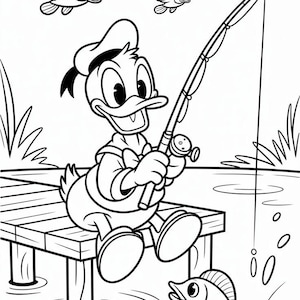 Könnte beinhalten: Schwarz-Weiß-Cartoon-Illustration von Donald Duck beim Angeln. Donald Duck sitzt auf einem Holzsteg und hält eine Angelrute mit einem Fisch am Haken. Mehrere Vögel fliegen im Hintergrund.