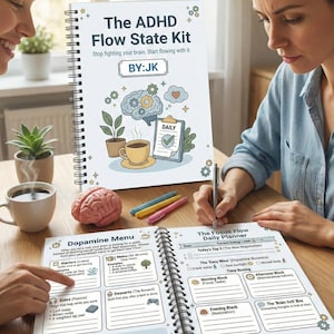 Op de afbeelding: Een spiraalgebonden ADHD Flow State Kit dagplanner met de tekst "Stop fighting your brain. Start flowing with it." en "BY:JK". De planner bevat een "Dopamine Menu" en "The Fosus Flow Daily Planner" secties. Een hersenmodel, pennen en een koffiekopje zijn ook zichtbaar.