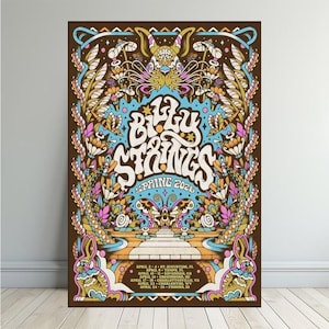 Puede incluir: Un cartel colorido para la gira de primavera de Billy Strings 2026. El diseño presenta el nombre de la banda en una fuente estilizada, rodeado de motivos florales y mariposas psicodélicas. Las fechas de la gira se enumeran en la parte inferior, con un fondo marrón.
