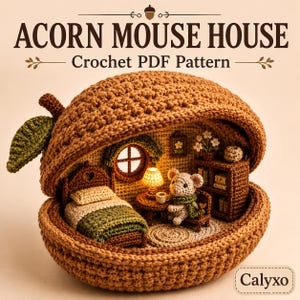 Op de afbeelding: Een haak-PDF-patroon getiteld ACORN MOUSE HOUSE met een bruine eikelvormige structuur die een miniatuurkamer bevat met een bed, een tafel met een lamp, een boekenplank en een kleine muis met een groene sjaal in de schaal.