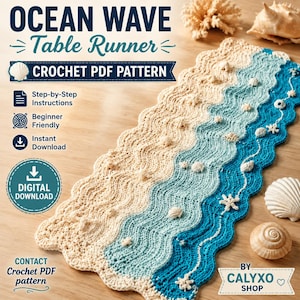 Pode incluir: Um caminho de mesa de crochê com padrão de ondas oceânicas em fio creme, azul claro e azul escuro, decorado com pequenas conchas e estrelas do mar de crochê. O texto diz OCEAN WAVE Table Runner CROCHET PDF PATTERN BY CALYXO SHOP.