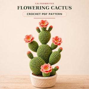 Puede incluir: Un patrón de ganchillo en PDF titulado CALYXOWRITER FLOWERING CACTUS que muestra un cactus verde con múltiples segmentos y flores rosas con centros amarillos, en una maceta de ganchillo blanca. El texto dice CALYXOWRITER FLOWERING CACTUS CROCHET PDF PATTERN.