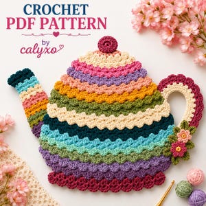 Può includere: Un modello PDF all'uncinetto di calyxo con un design a forma di teiera caratterizzato da righe orizzontali di punti a ventaglio nei toni del rosa, giallo, verde, blu e viola. La teiera ha un manico decorato con piccoli fiori all'uncinetto.