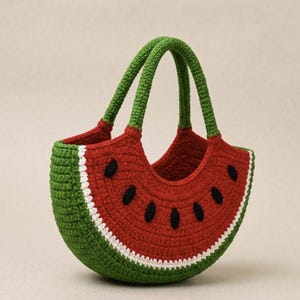Può includere: Una borsa a mezzaluna realizzata all'uncinetto che ricorda una fetta di anguria. L'esterno presenta una base verde scuro, un sottile bordo bianco e una sezione interna rossa decorata con diversi piccoli semi neri a forma di goccia.