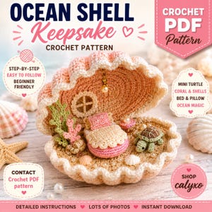 Puede incluir: Un patrón de ganchillo en PDF para un recuerdo de concha marina con una tortuga en miniatura, coral y una cama con almohada dentro de una concha abierta. El texto dice OCEAN SHELL Keepsake CROCHET PATTERN, CROCHET PDF Pattern y SHOP calyxo.