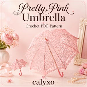 Pode incluir: Um gráfico digital com o texto Pretty Pink Umbrella Crochet PDF Pattern e calyxo. A imagem mostra um guarda-chuva de crochê rosa grande e um pequeno com padrões intrincados de renda, um cabo de madeira e uma base curva rosa.